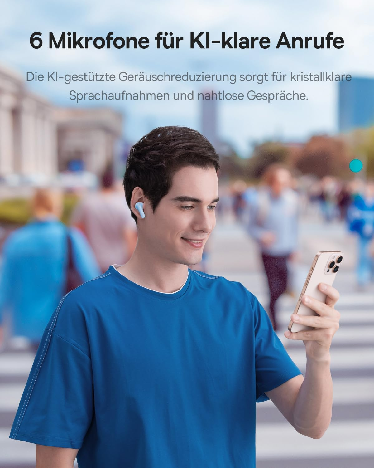 Ein junger Mann mit blauen Ohrstöpseln lächelt auf ein Smartphone in einer Stadt.