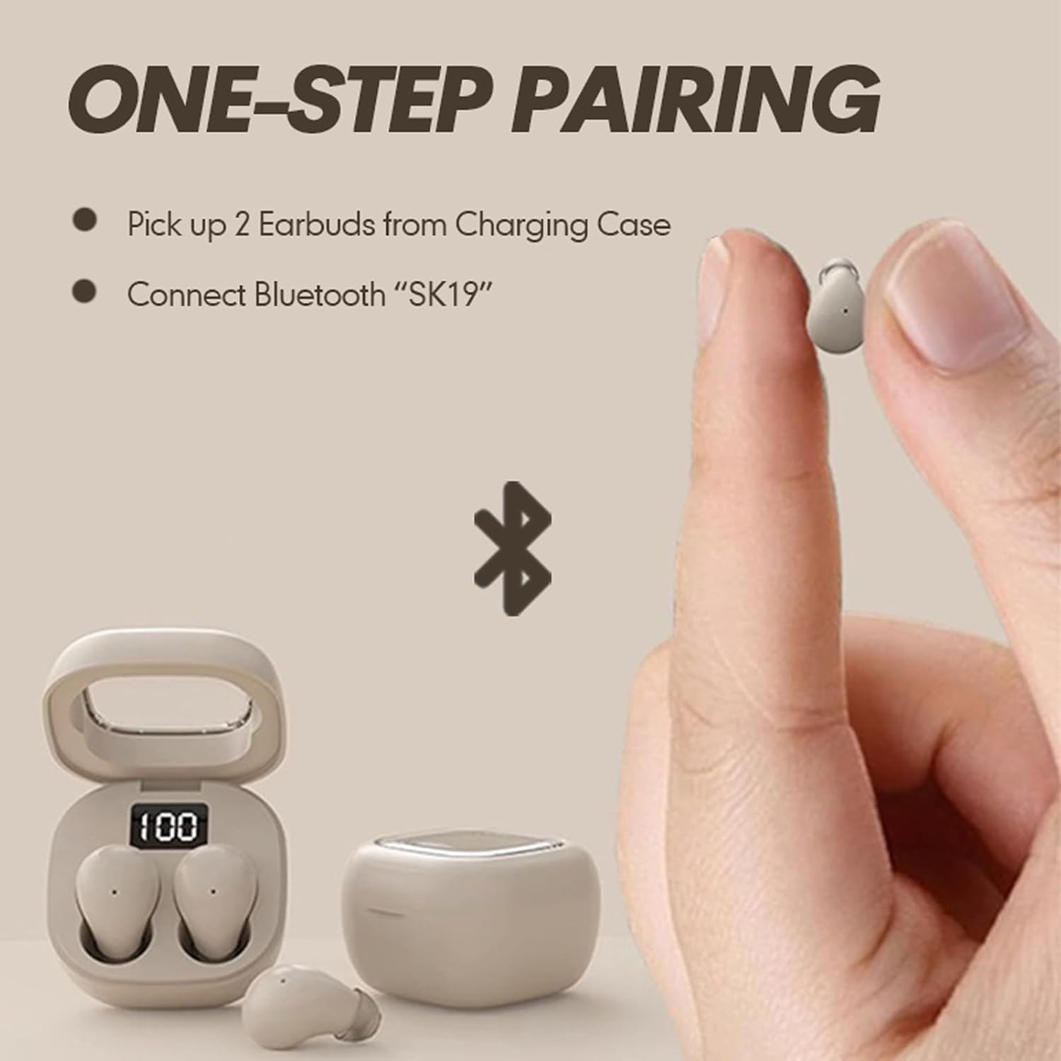 Hand hält einen kleinen Ohrhörer neben einer Ladebox mit Display und Bluetooth-Symbol auf beige Hintergrund.