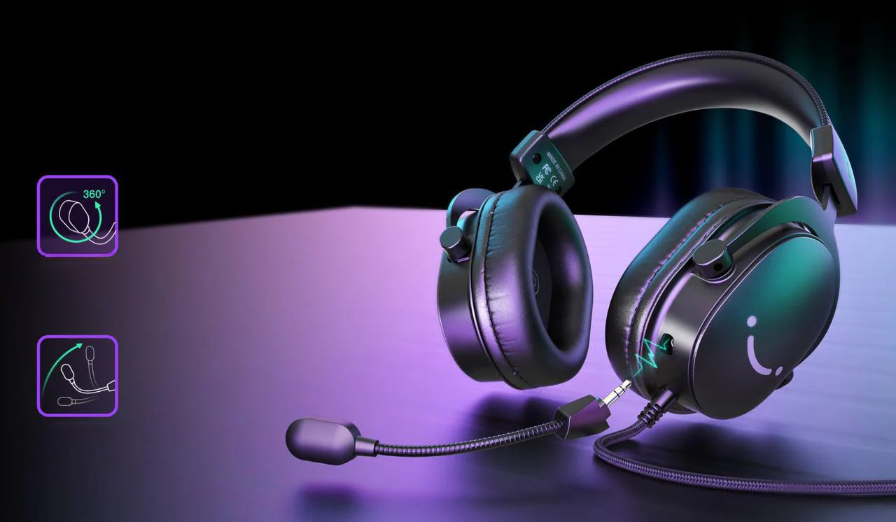 Cuffie da gioco nere con microfono staccabile e cavo audio su una superficie viola luminosa.