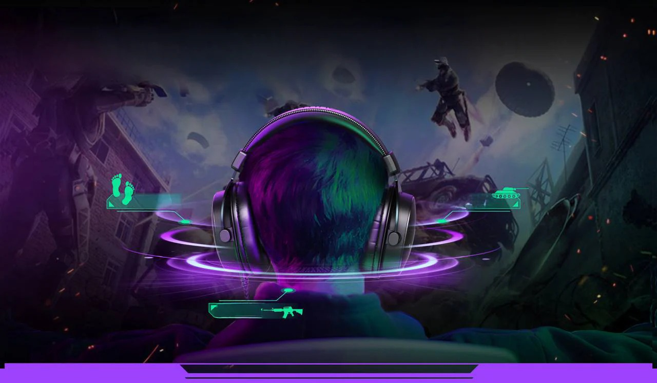 Persona con cuffie da gioco davanti allo sfondo di un videogioco con elementi HUD.