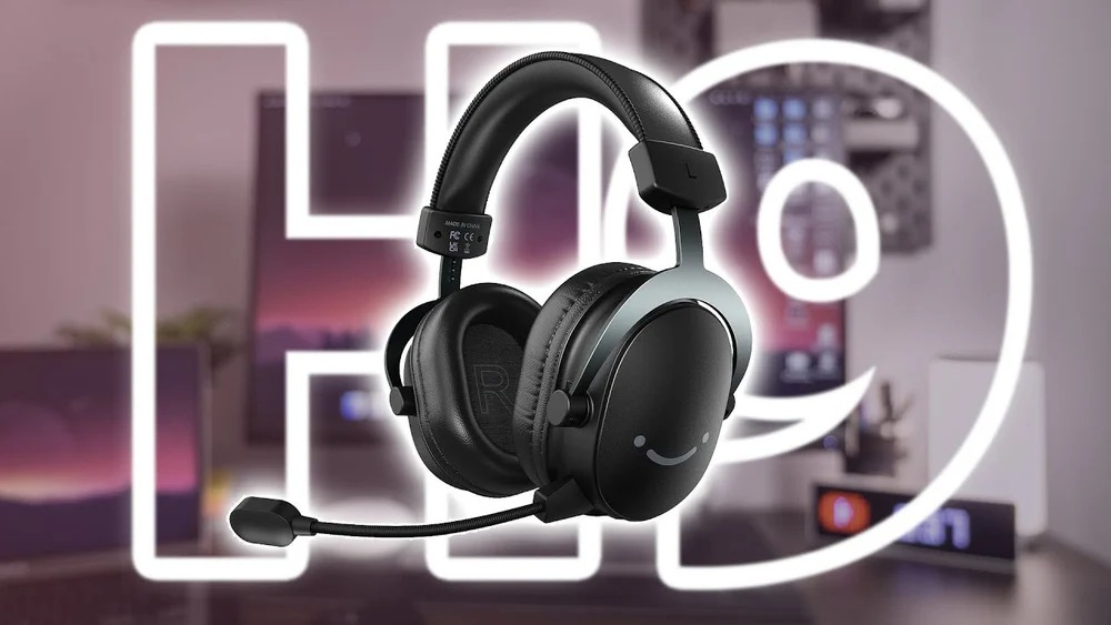Cuffie da gioco nere con microfono e logo con faccina sorridente sul padiglione, su sfondo al neon luminoso.