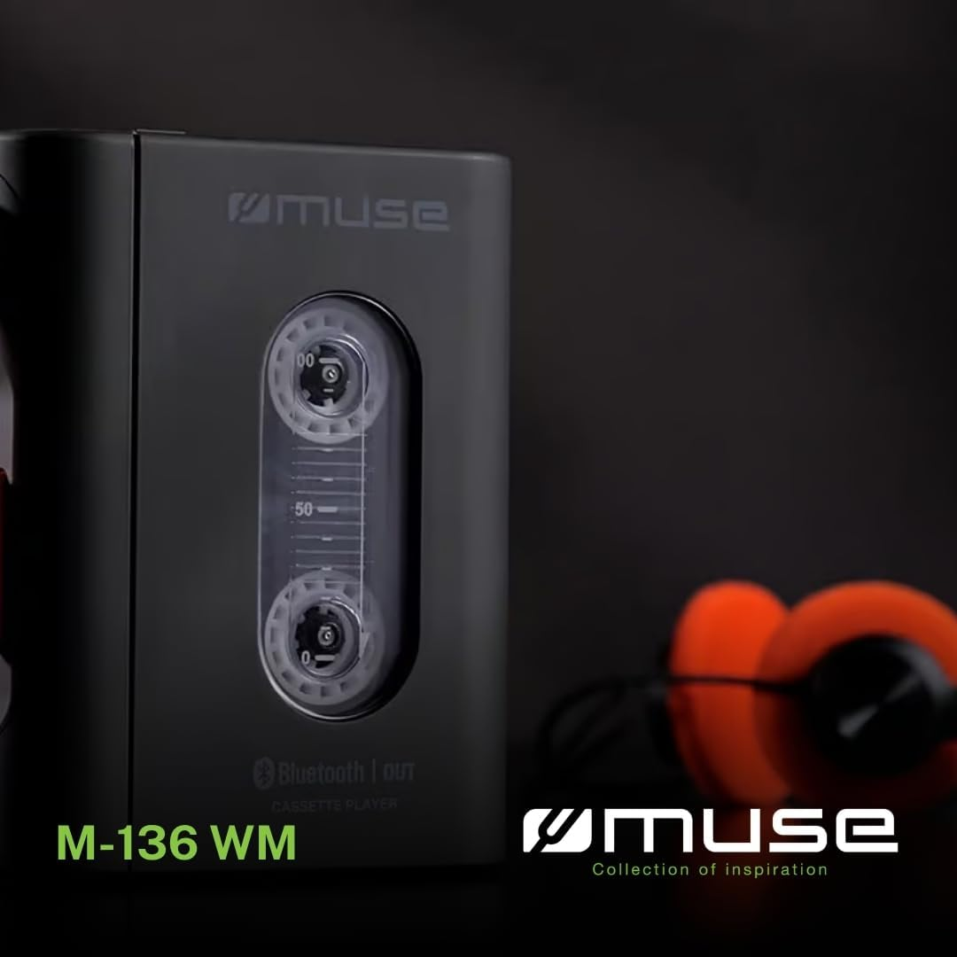 Ein schwarzer Muse M-136 WM Kassettenplayer mit orangen Kopfhörern auf schwarzem Hintergrund.