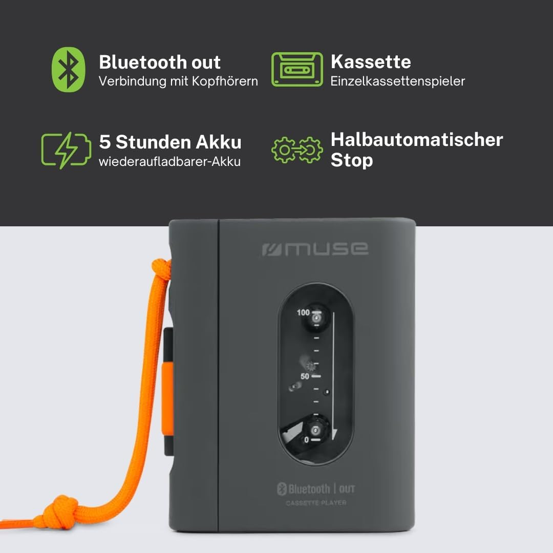 Grauer Muse-Kassettenplayer mit orangefarbener Kordel und Funktionen wie Bluetooth und Akku.