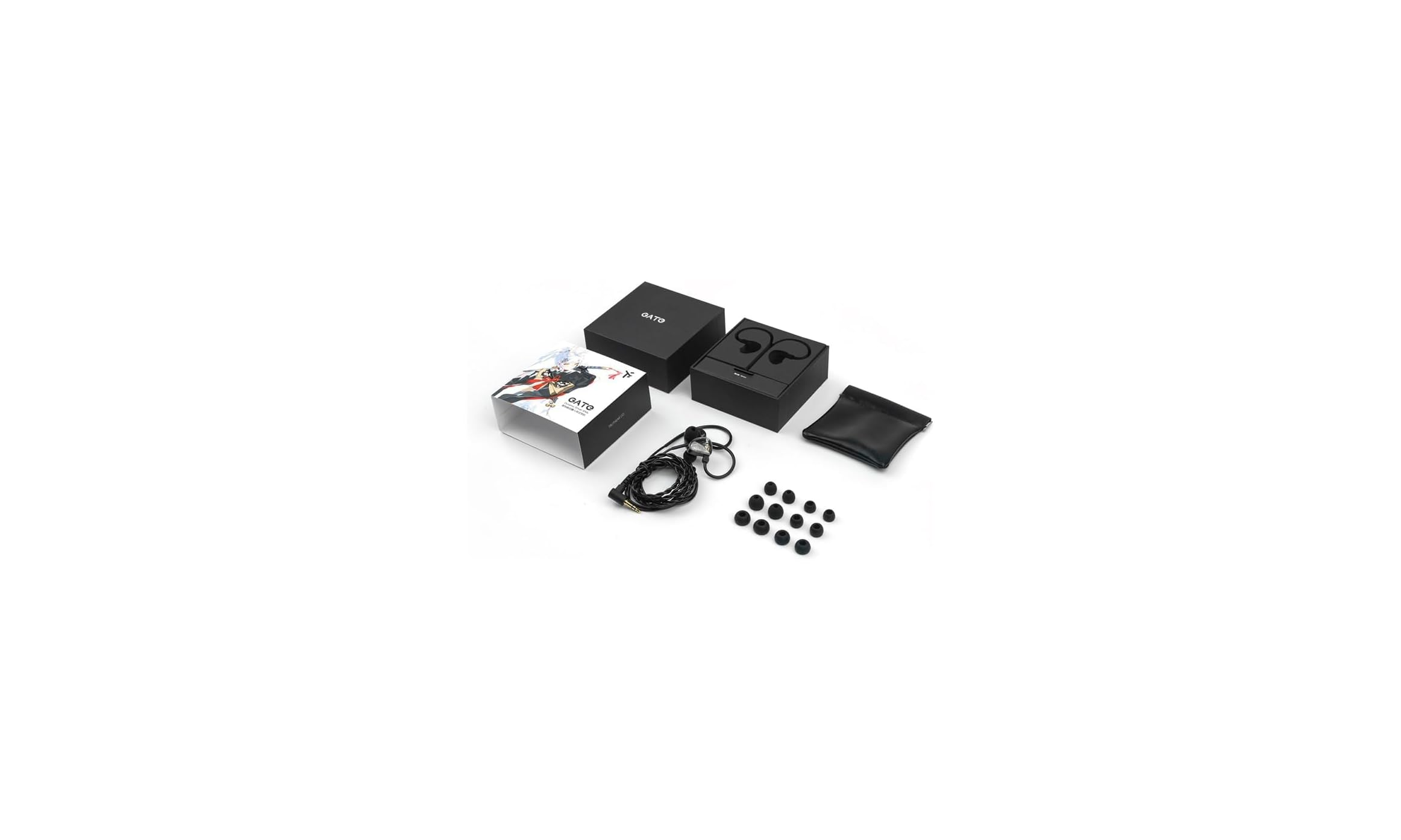 In-Ear-Kopfhörer mit Koffer, Verpackung, Kabel und mehreren Ohrstöpseln auf weißem Hintergrund.