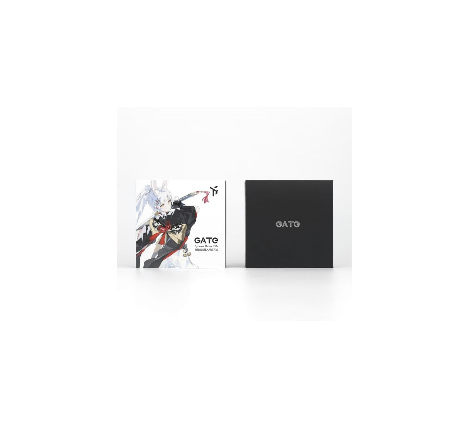 Zwei Produktverpackungen auf weißem Grund: Links mit Anime-Grafik und dem Schriftzug GATB, rechts eine schwarze Schachtel.
