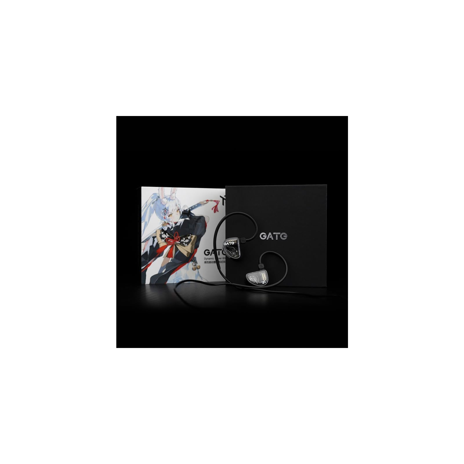 In-Ear-Kopfhörer mit Kabel und GATO-Logo liegen vor einer bunten Anime-Verpackung und einer schwarzen Schachtel.