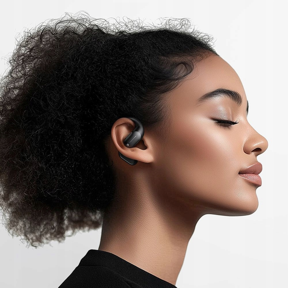 Profilo laterale di una donna con gli occhi chiusi, che indossa un auricolare nero, su sfondo bianco.