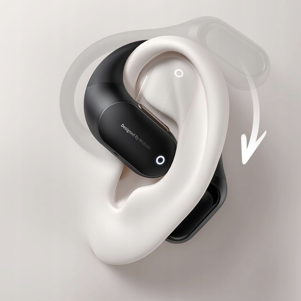 Un auricolare nero è posizionato su un orecchio bianco, con movimento di rotazione.