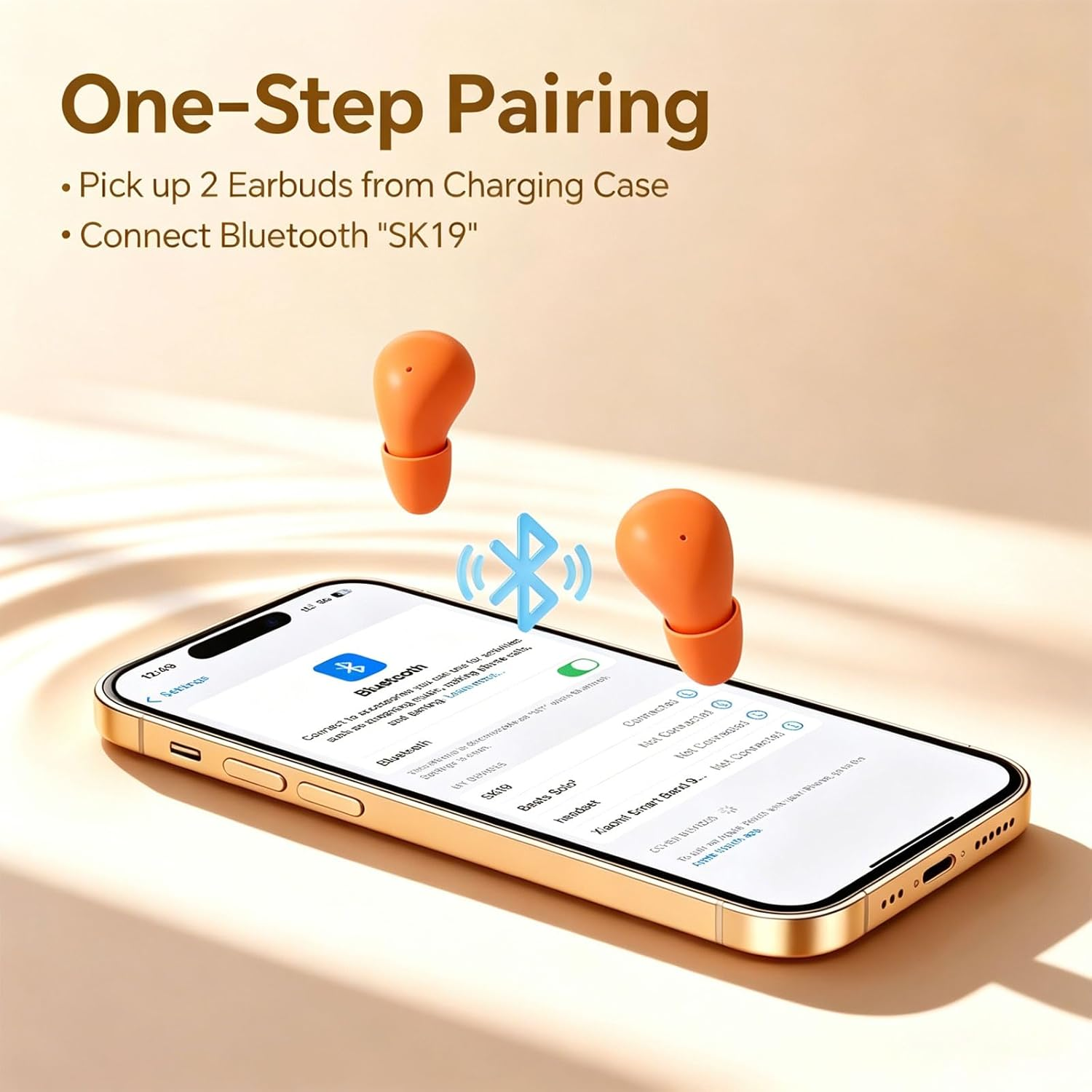 Zwei orangefarbene Ohrhörer schweben über einem goldenen Smartphone mit Bluetooth-Einstellungen.
