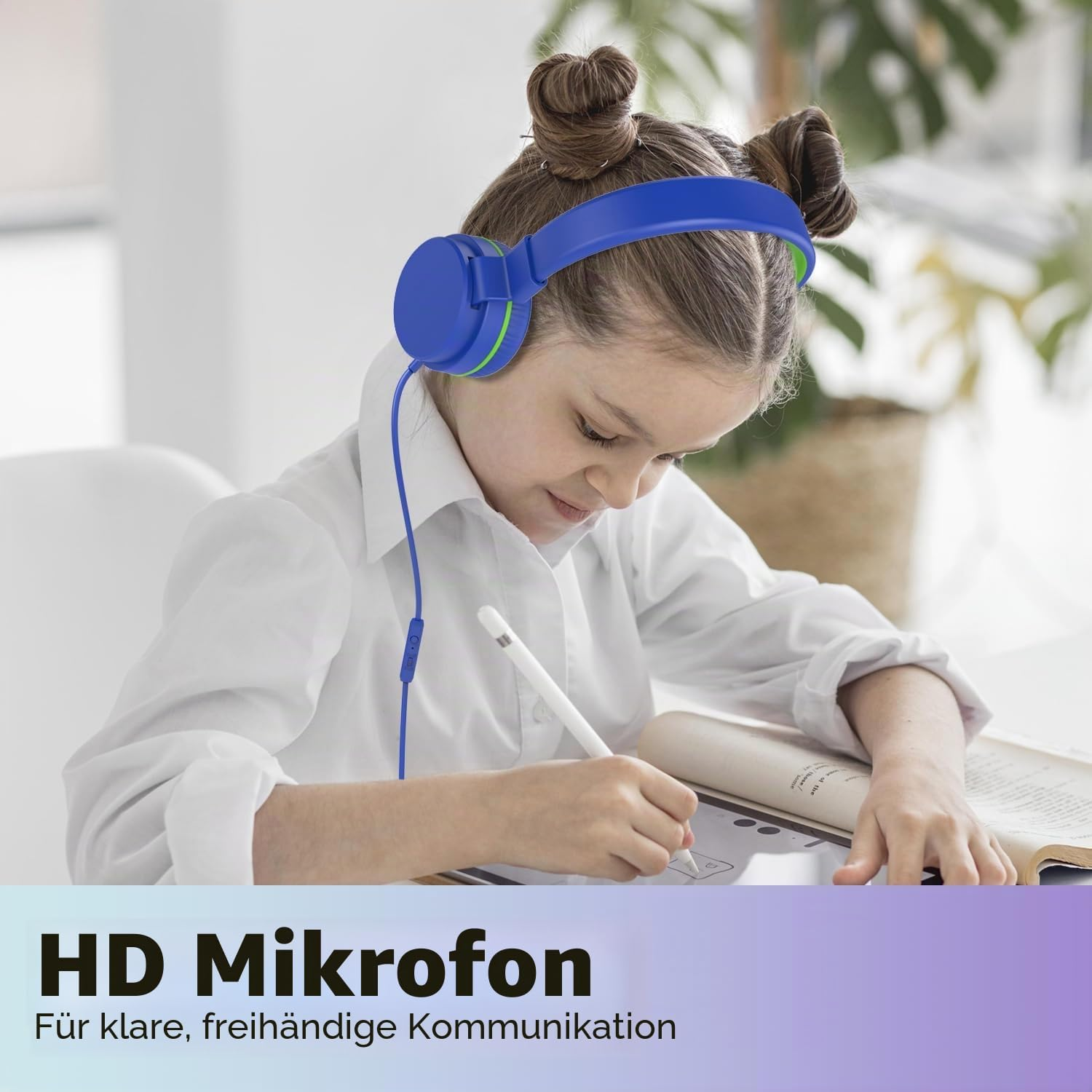 Ein junges Mädchen mit blauen Kopfhörern schreibt mit einem Stift auf einem Tablet.