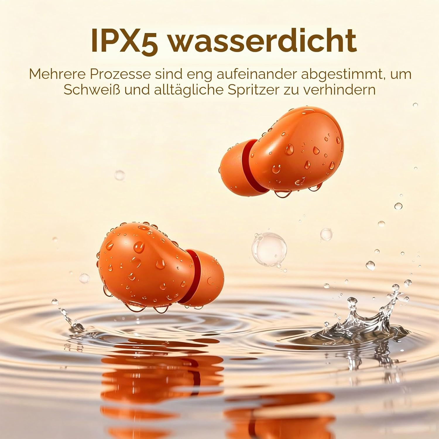 Zwei orangefarbene kabellose Ohrhörer schweben über kräuselndem Wasser und sind mit Wassertropfen bedeckt.