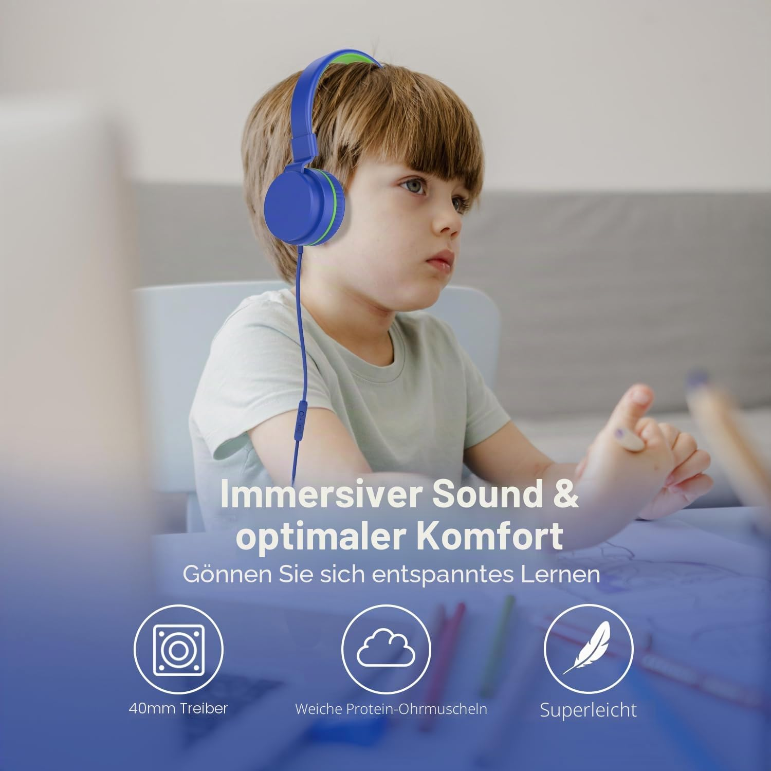 Ein Junge mit blauen Kopfhörern sitzt am Tisch und lernt. Text im Bild wirbt für Sound und Komfort.