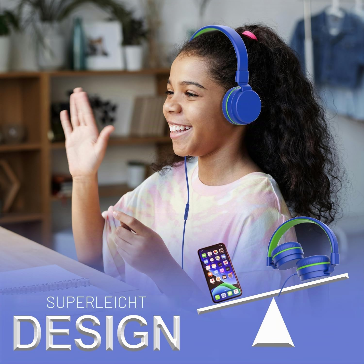 Ein smiling Mädchen mit blauen Kopfhörern winkt, während eine Waage ihr Smartphone und Kopfhörer vergleicht.
