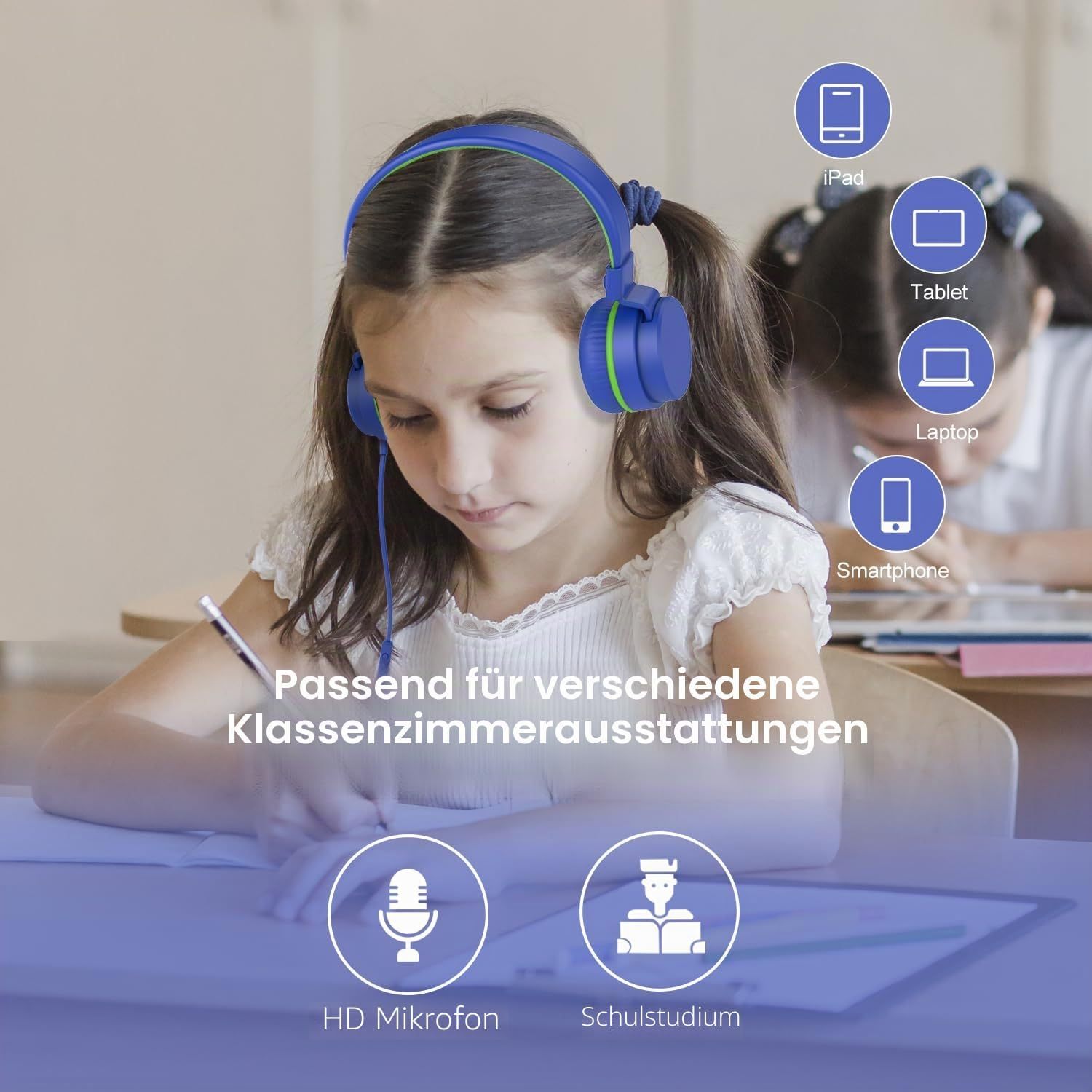 Ein Mädchen mit blauen Kopfhörern sitzt am Tisch und schreibt, während Symbole Geräte wie Tablets und Laptops zeigen.