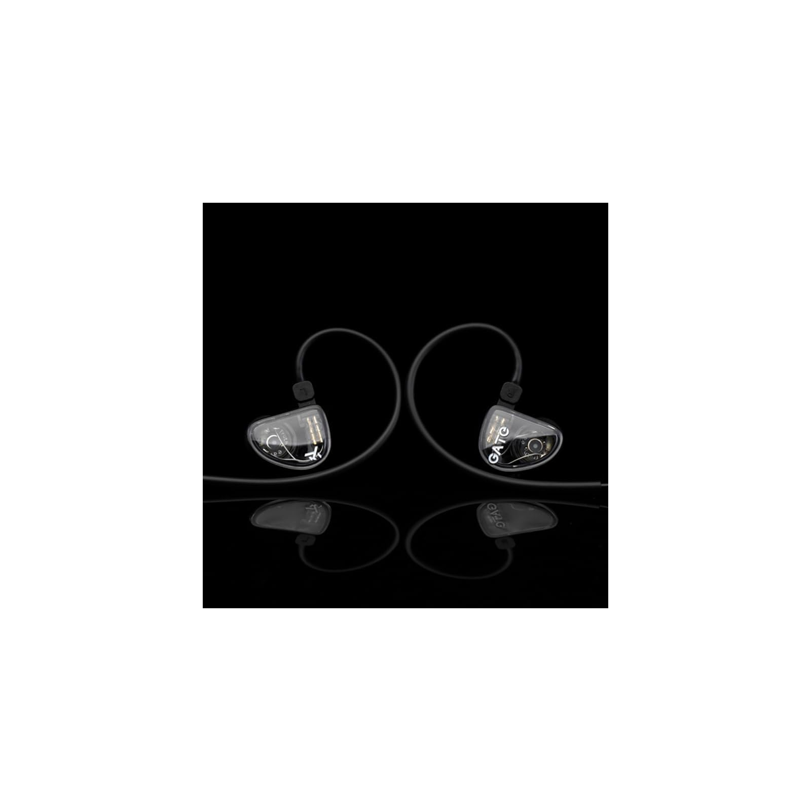 Transparente In-Ear-Kopfhörer mit schwarzen Kabeln und reflektierendem Untergrund vor schwarzem Hintergrund.