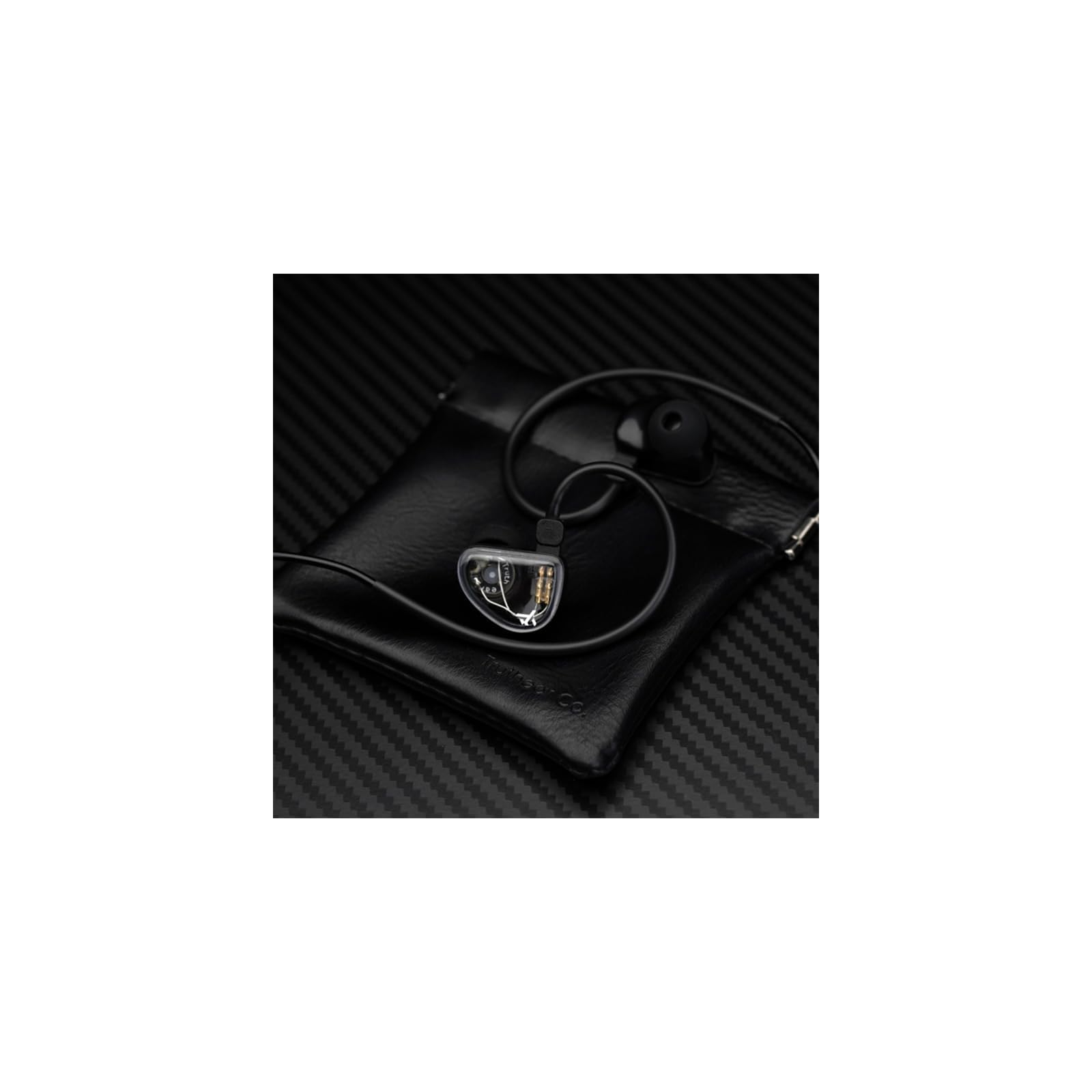 Transparente In-Ear-Kopfhörer mit schwarzem Kabel und Tasche auf dunkler Textur.