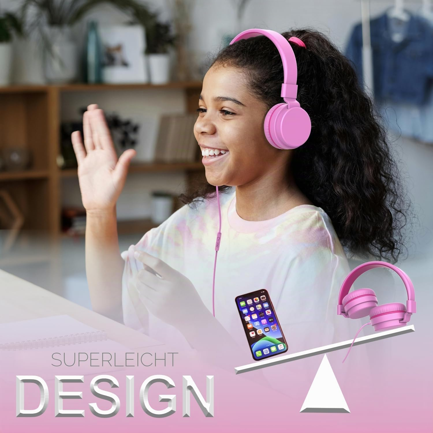 Lächelnendes Mädchen mit rosa Kopfhörern und Wwinkt, daneben ein Smartphone und Kopfhörer auf einer Wippe.