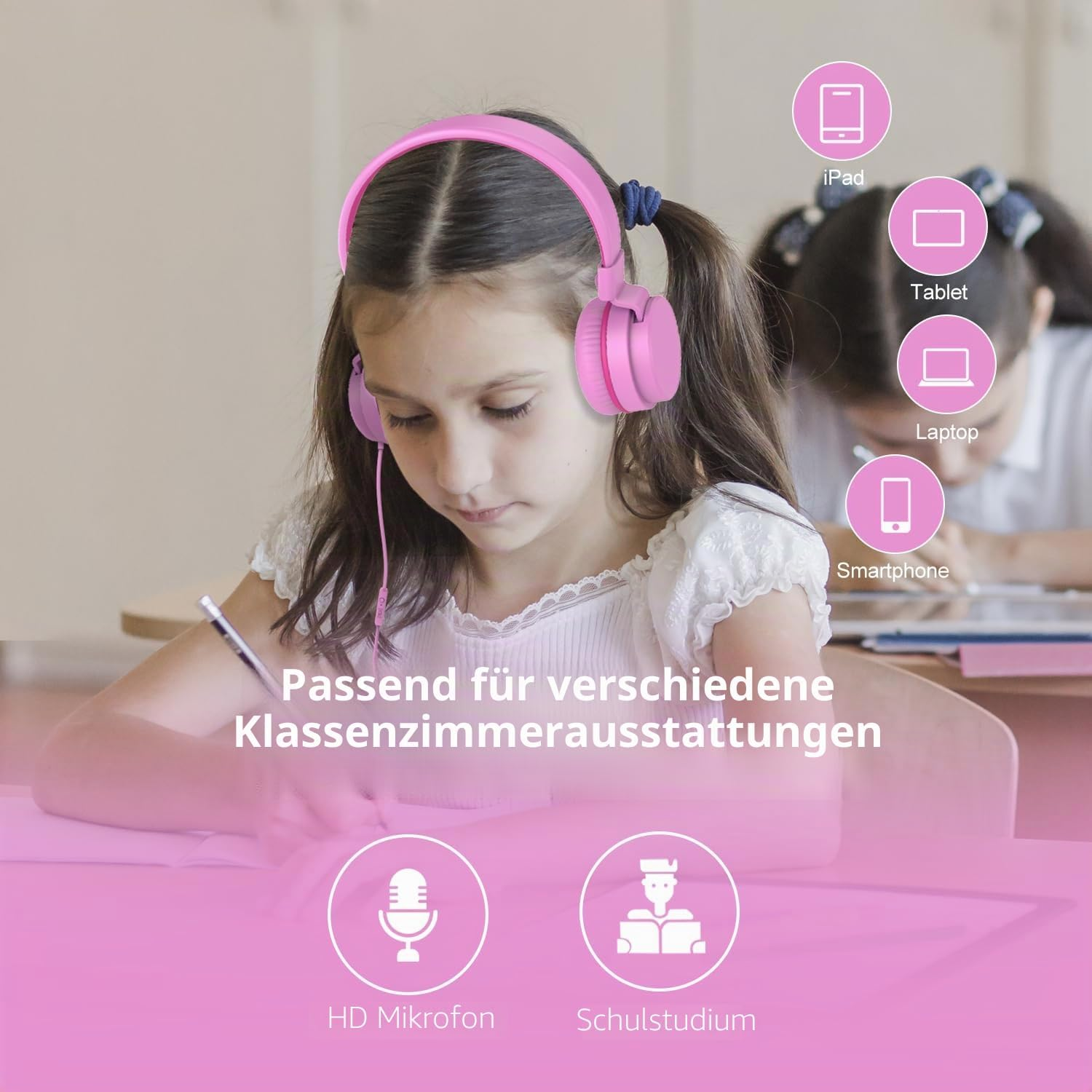 Ein Mädchen mit rosa Kopfhörern sitzt an einem Tisch und schreibt, im Hintergrund lernt eine weitere Schülerin.