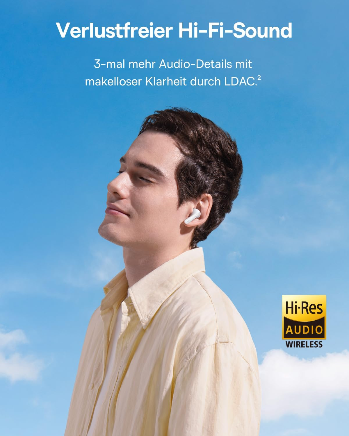 Ein junger Mann mit geschlossenen Augen trägt weiße In-Ear-Kopfhörer vor einem blauen Himmel.