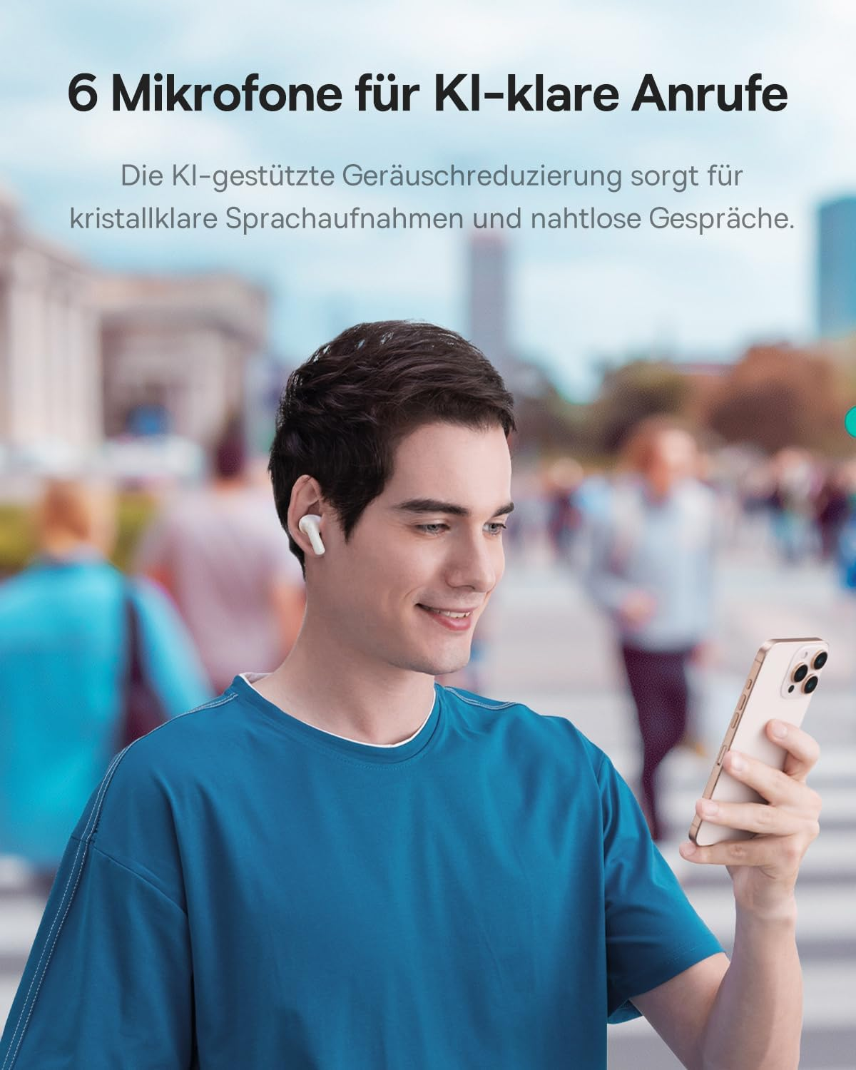 Ein Mann mit blauer Kleidung und Ohrhörern hält ein Smartphone auf einer belebten Straße.