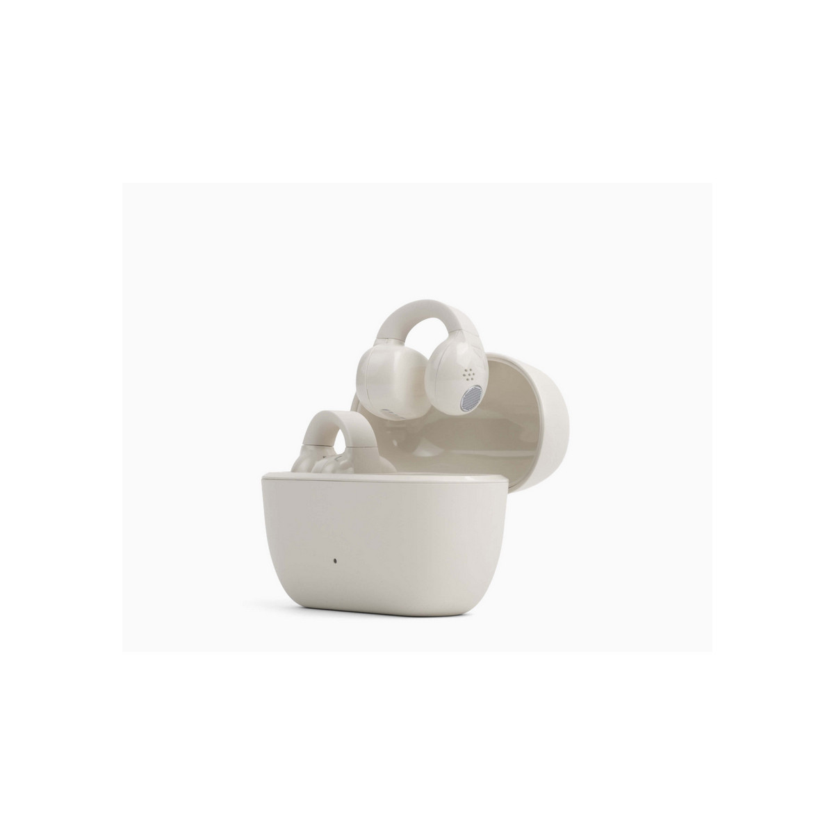 Auricolari wireless color crema in una custodia di ricarica aperta su sfondo bianco.