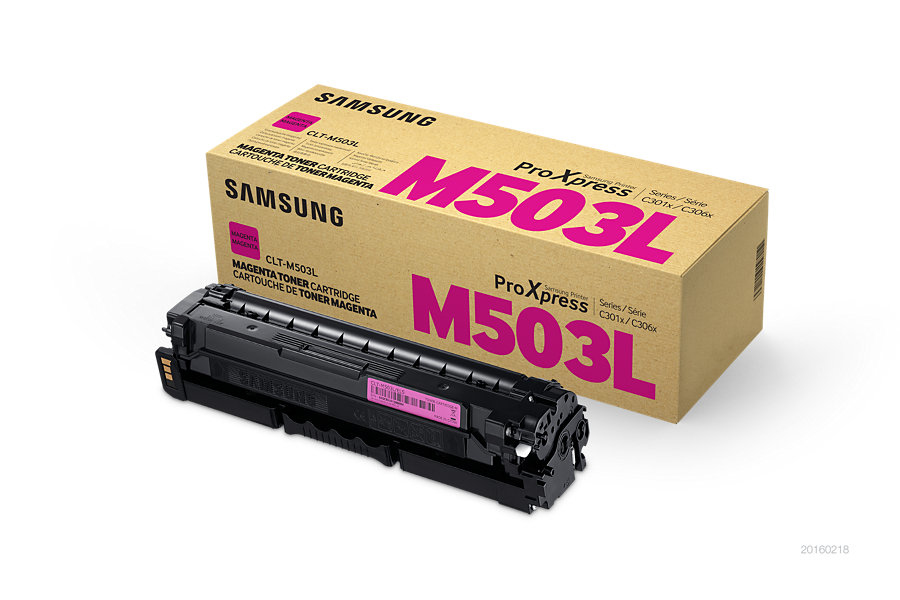 Una cartuccia toner magenta Samsung M503L si trova davanti alla scatola di cartone.