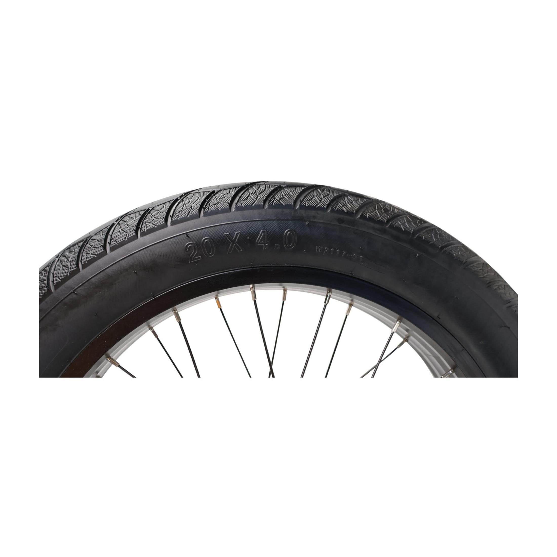 Un copertone nero da bicicletta con misura 20 X 4.0 montato su cerchio a raggi.