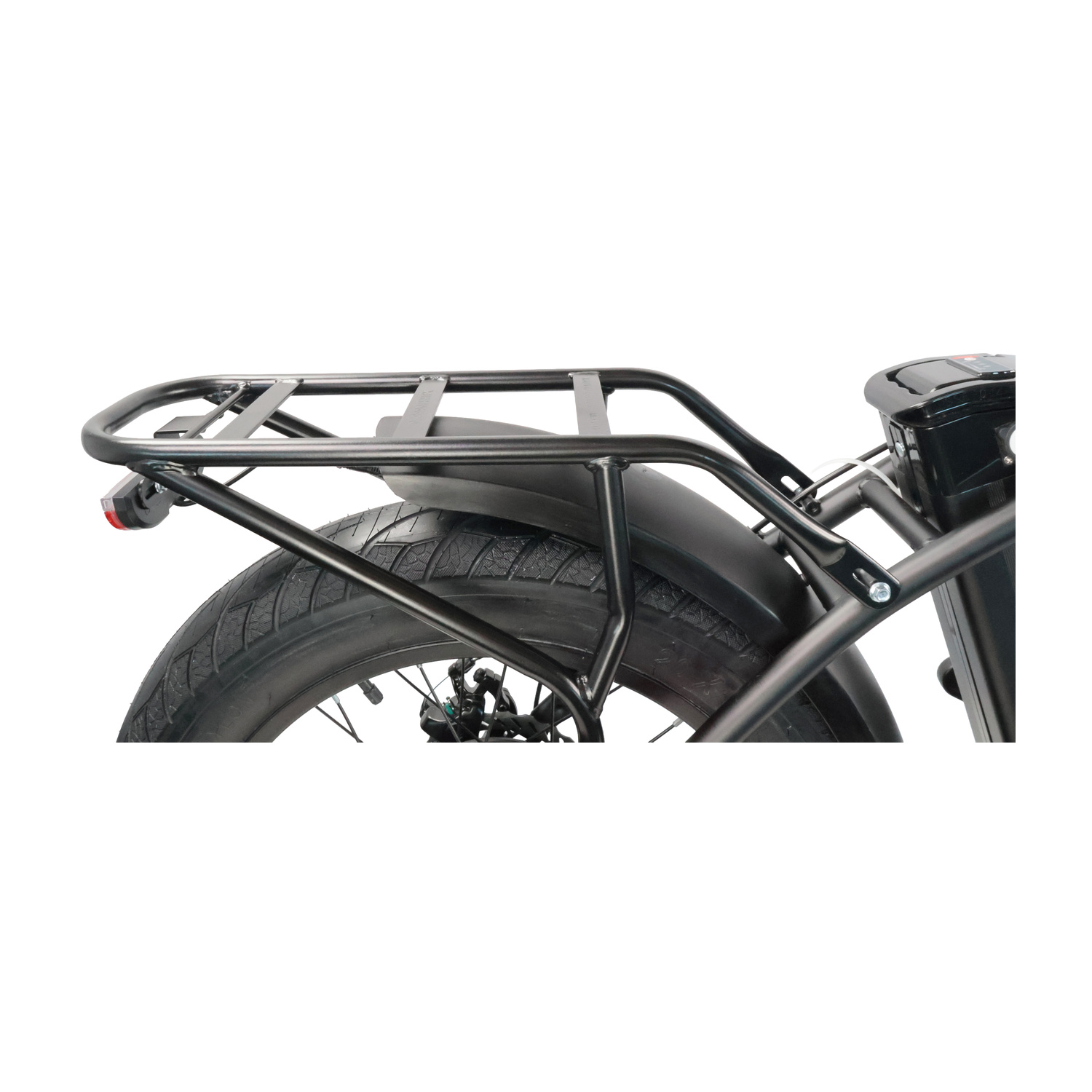 Portapacchi nero sopra la ruota posteriore di una e-bike.