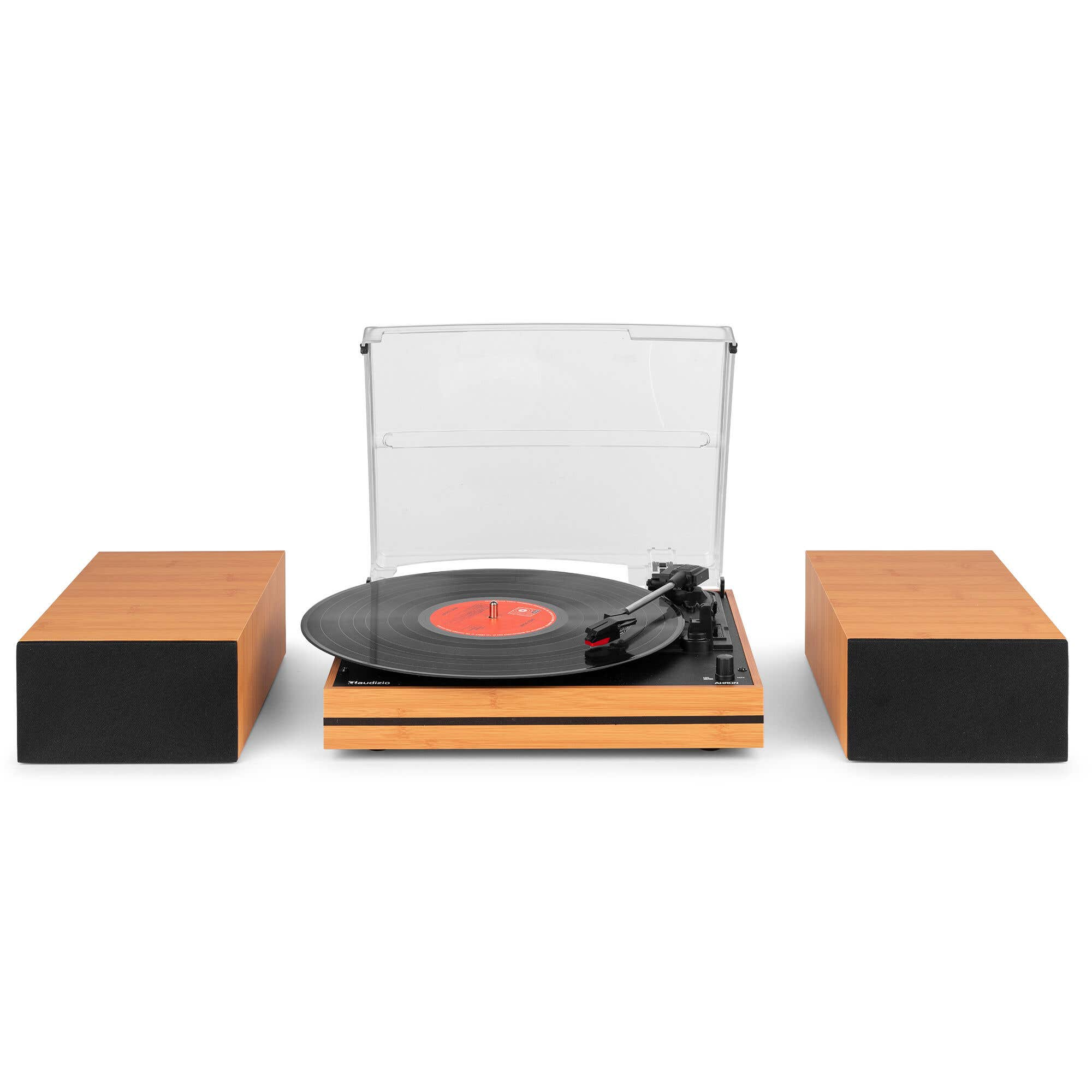 Un tocadiscos de madera con tapa de acrílico abierta y un disco de vinilo negro entre dos altavoces.
