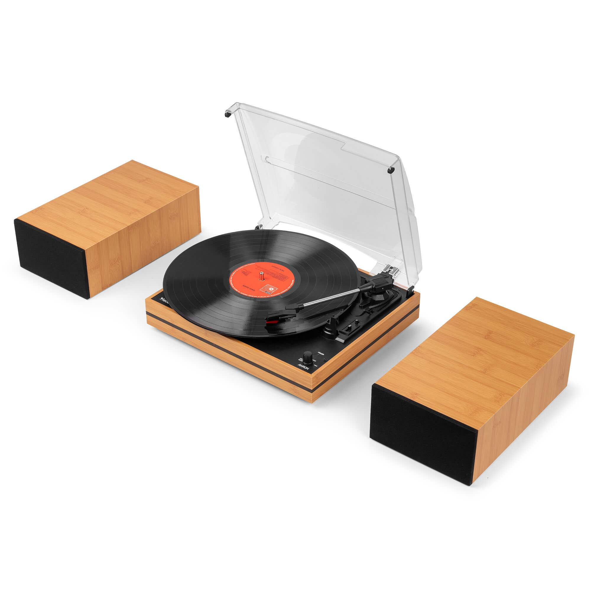 Un tocadiscos de madera con cubierta acrílica abierta y dos altavoces a juego sobre un fondo blanco.