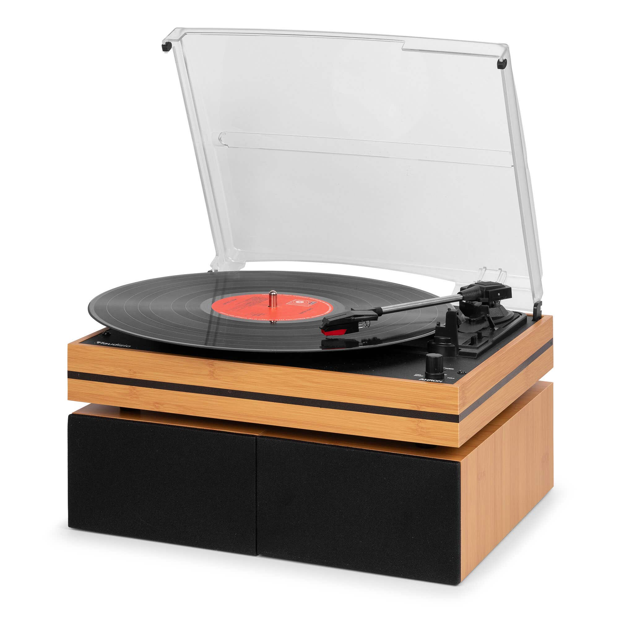 Un tocadiscos de madera con vinilo negro y cubierta transparente abierta, sobre altavoces a juego.