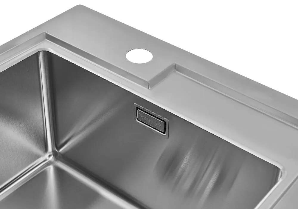 Primo piano di un lavello da cucina in acciaio inossidabile con foro e troppopieno.
