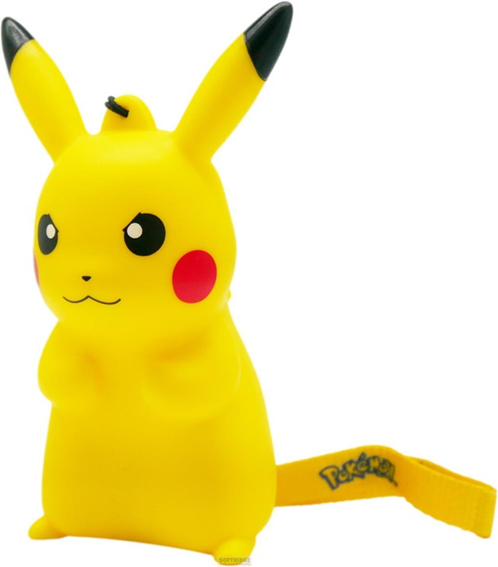 Eine gelbe Pikachu-Spielfigur mit schwarz getippten Ohren, roten Wangen und einem Pokémon-Armband vor weißem Hintergrund.