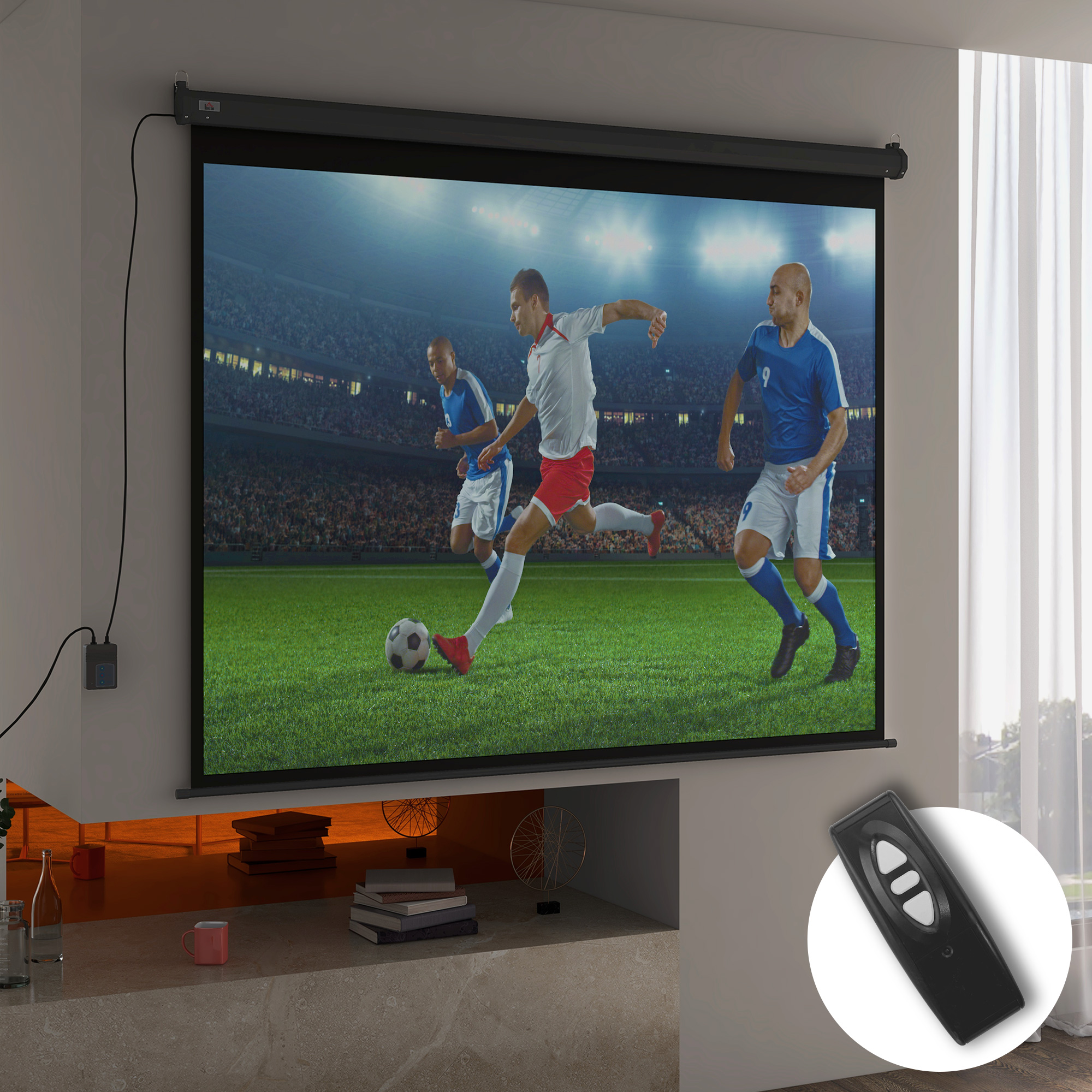 Schermo di proiezione elettrico a parete che mostra una partita di calcio, con un piccolo telecomando a destra.