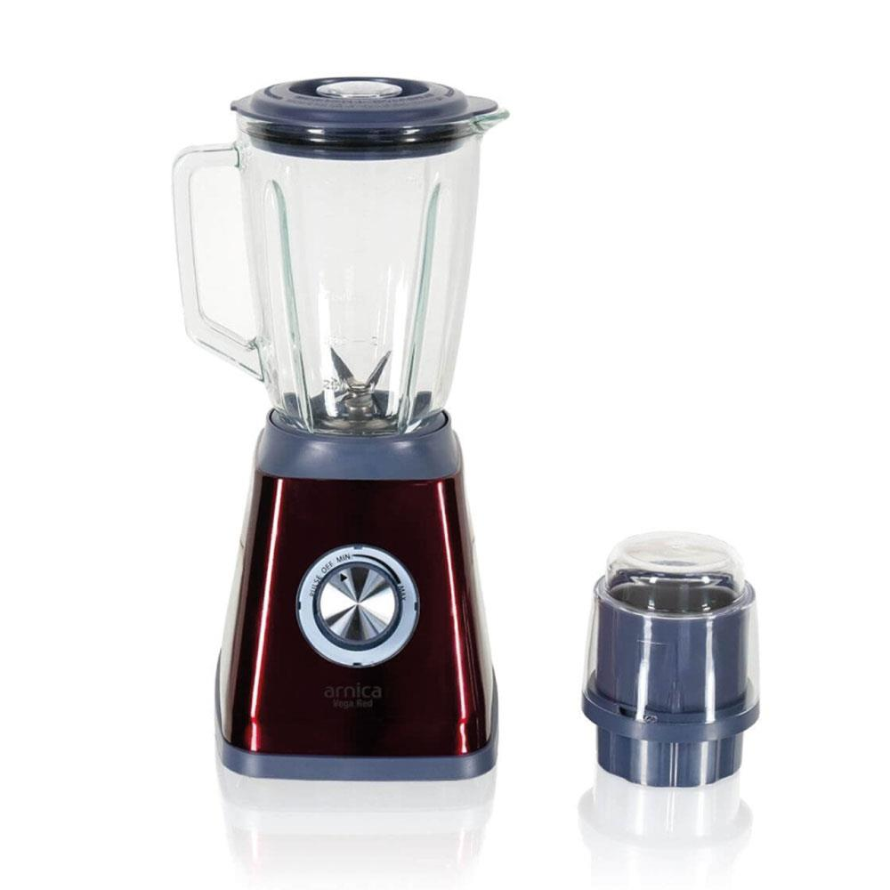 Beyaz arka planda cam sürahili ve ayrı küçük öğütücü aparatlı kırmızı ve koyu mavi renkli blender.