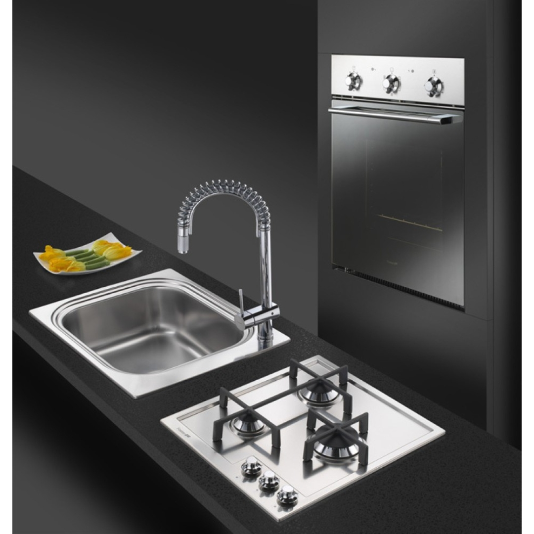 Moderna cucina con lavello in acciaio inox, rubinetto, piano cottura a gas e forno a incasso.