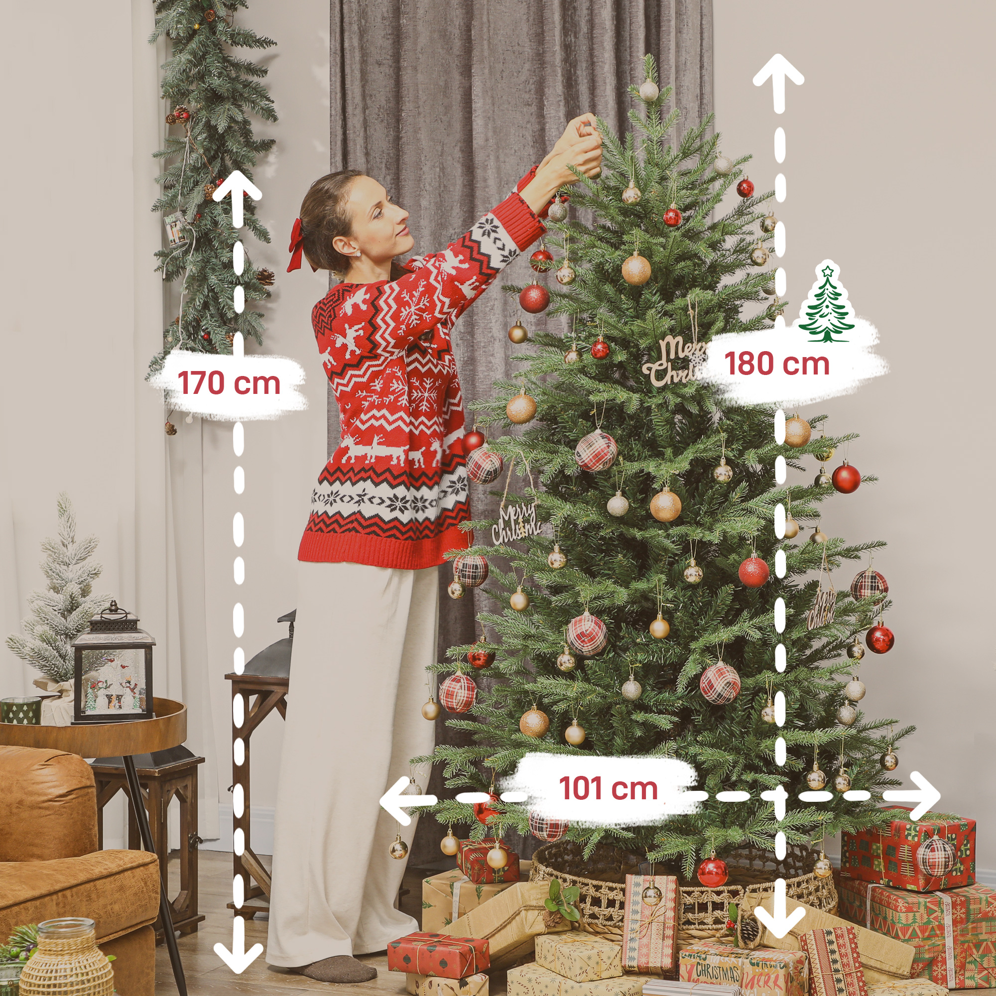 Una mujer con suéter navideño rojo decora un gran árbol de Navidad en una sala con dimensiones de altura.