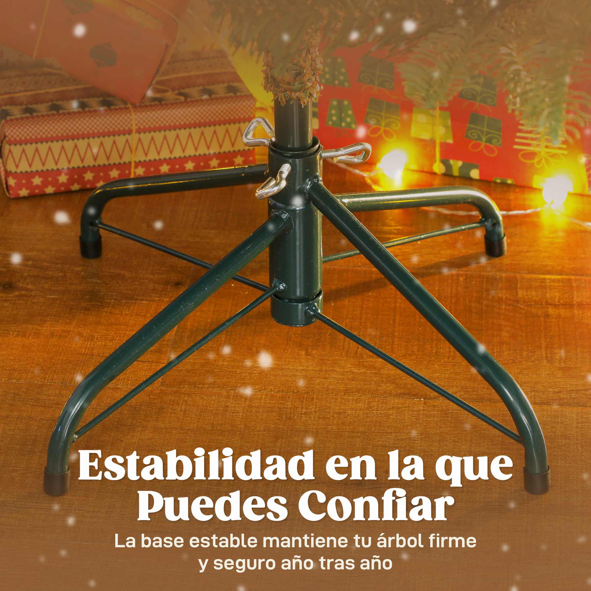 Soporte de árbol de Navidad verde de cuatro patas en suelo de madera con regalos y luces.