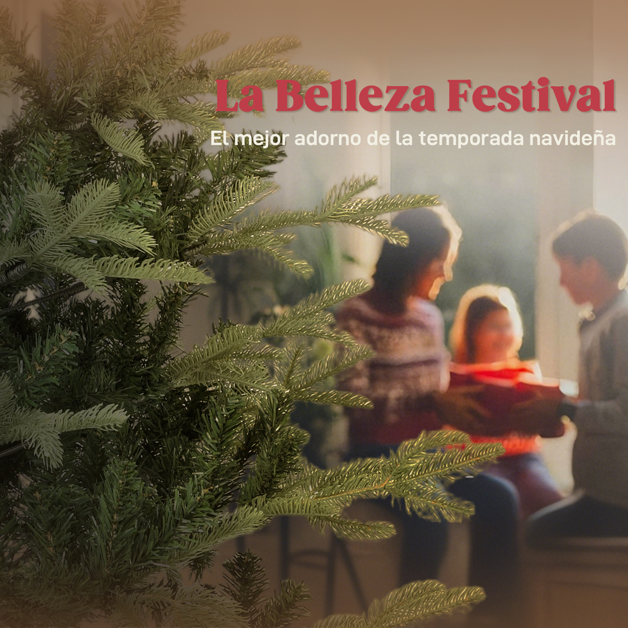 Un árbol de navidad en primer plano y una familia feliz abriendo regalos al fondo.