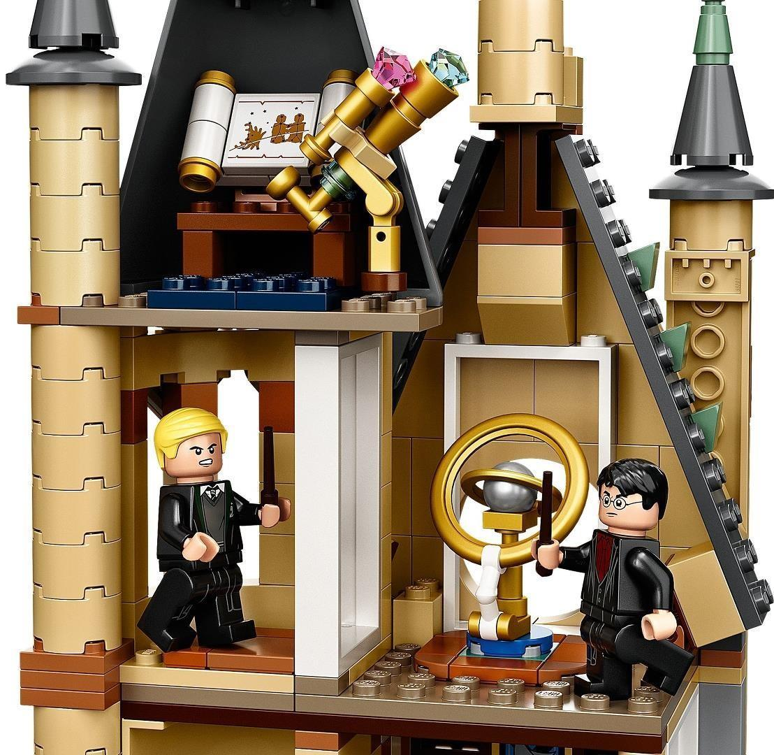 Lego-Schlossturm mit zwei Figuren, einem goldenen Teleskop, einer Schriftrolle und einer Armillarsphäre.