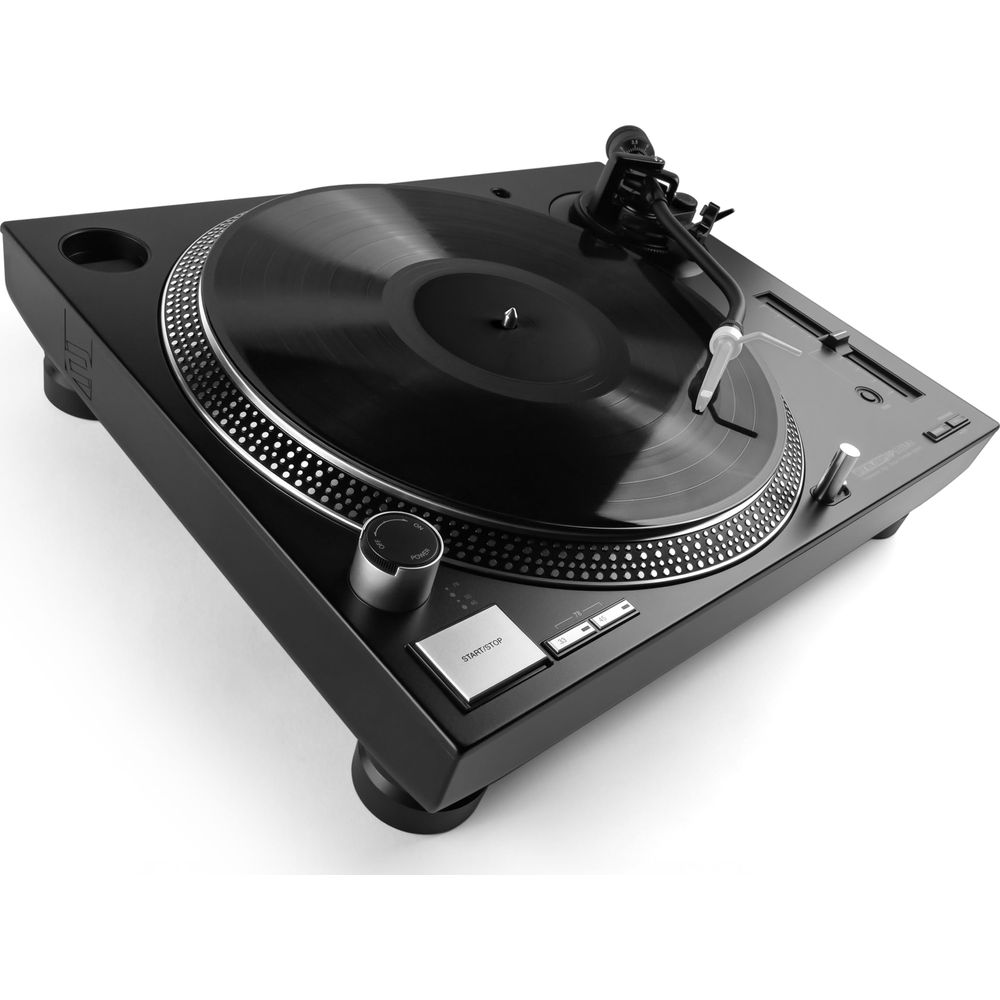 Un giradischi nero con un disco in vinile su sfondo bianco.