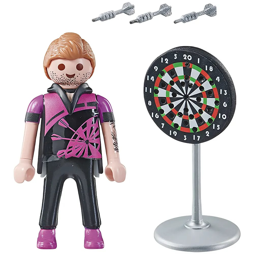 Siyah ve pembe kıyafetli Playmobil figürü, dart tahtası olan bir dart standı ve üstte üç dart.