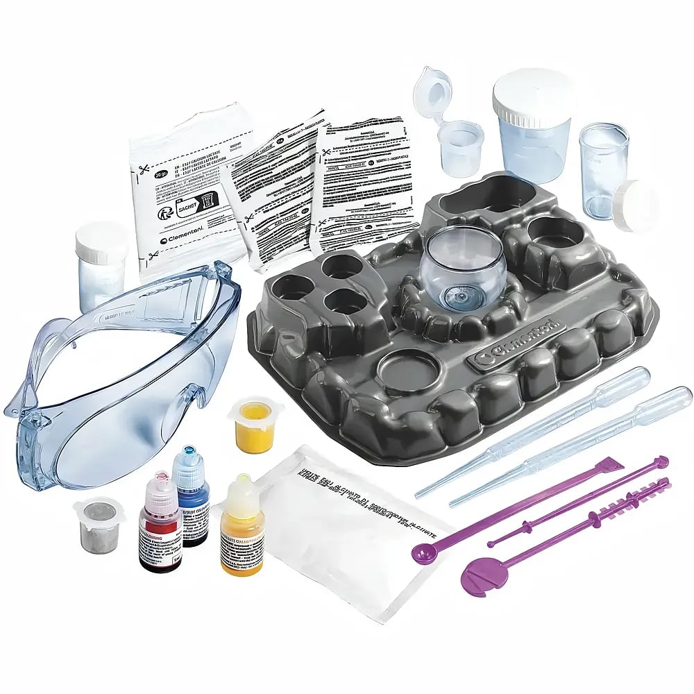 Wissenschafts-Kit mit Schutzbrille, Reagenzgläsern, Fläschchen, Chemikalien und einer grauen Kunststoff-Form auf weißem Hintergrund.