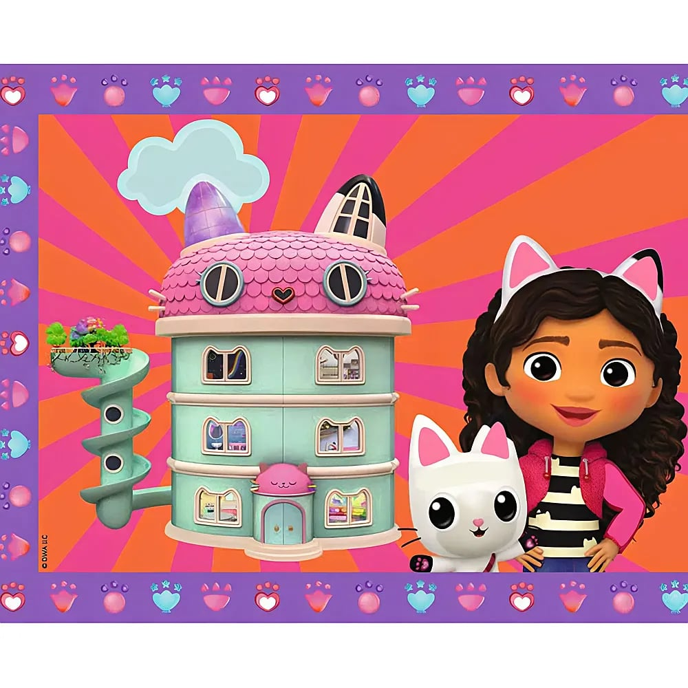 Una niña con orejas de gato y un gato blanco junto a una casa de muñecas con forma de gato sobre un fondo rosa y naranja.