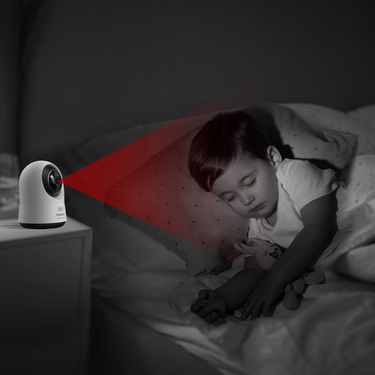 Una telecamera di sicurezza su un comodino proietta un fascio rosso verso un bambino che dorme nel letto.