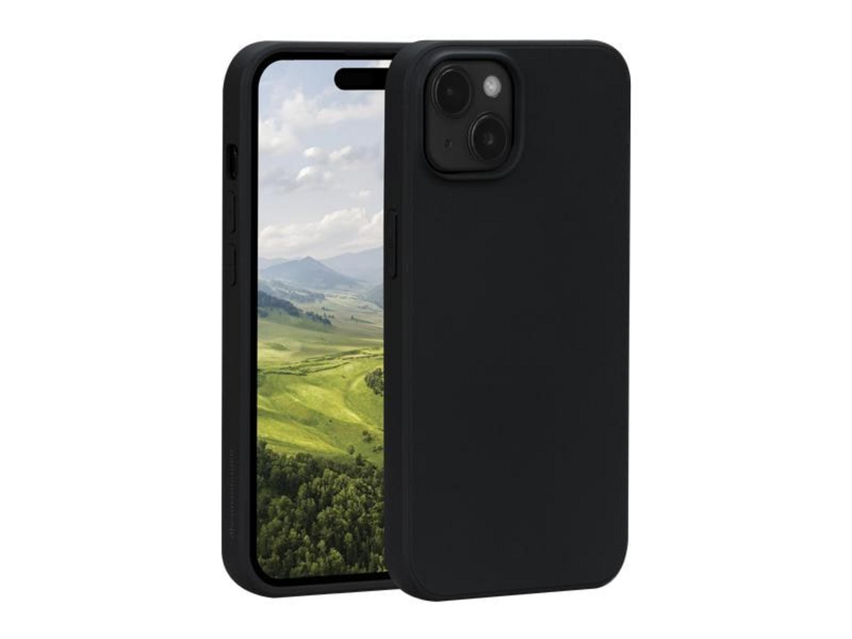 Uno smartphone nero in una custodia protettiva mostra un paesaggio montano verde sullo schermo.