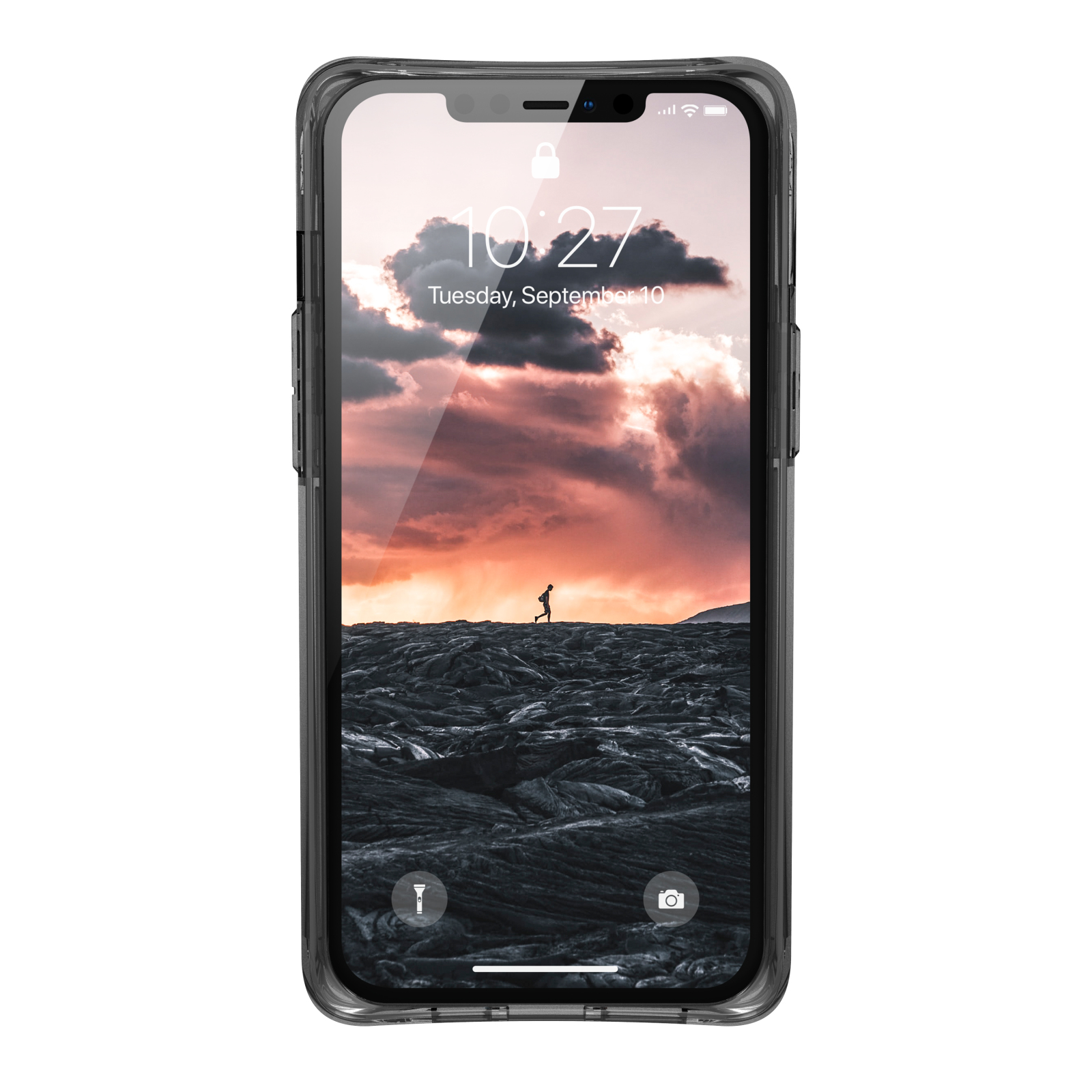 Un smartphone en funda protectora muestra una pantalla de bloqueo con cielo nublado y una persona caminando.