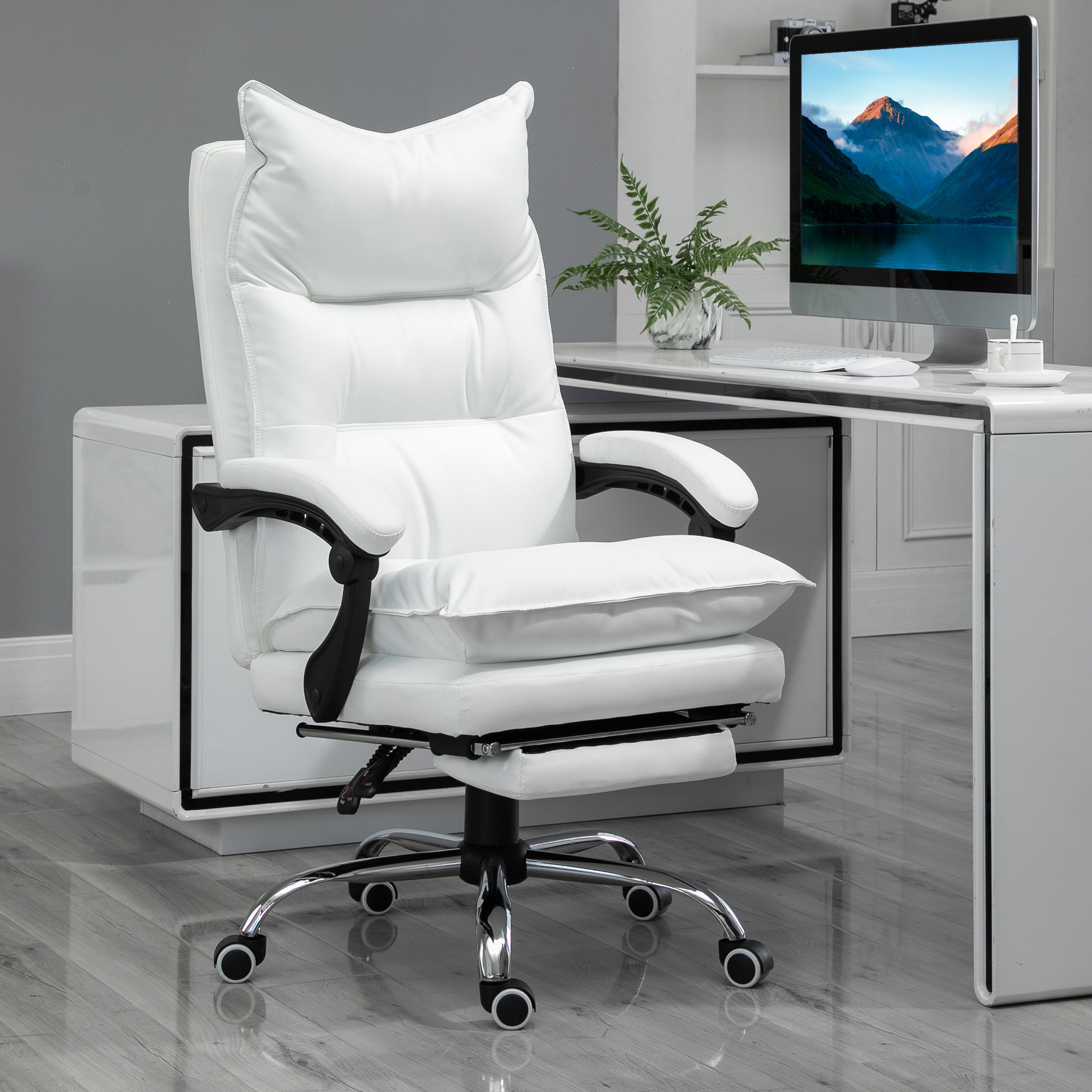 Una sedia da ufficchio ergonomica bianca con cuscini si trova davanti a una scrivania bianca con un computer.