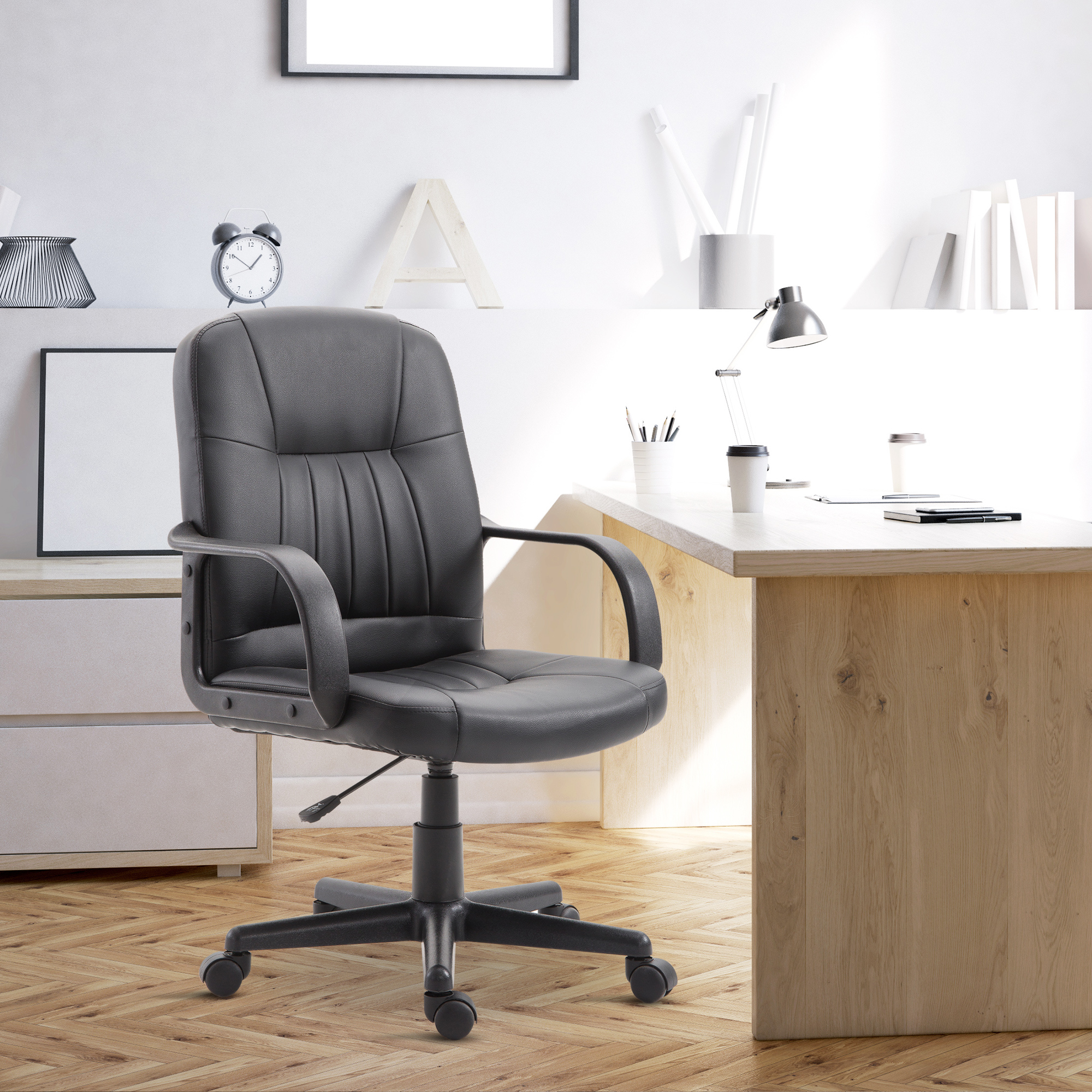 Una sedia da ufficio nera in una stanza luminosa e moderna con scrivania e cassetti in legno.
