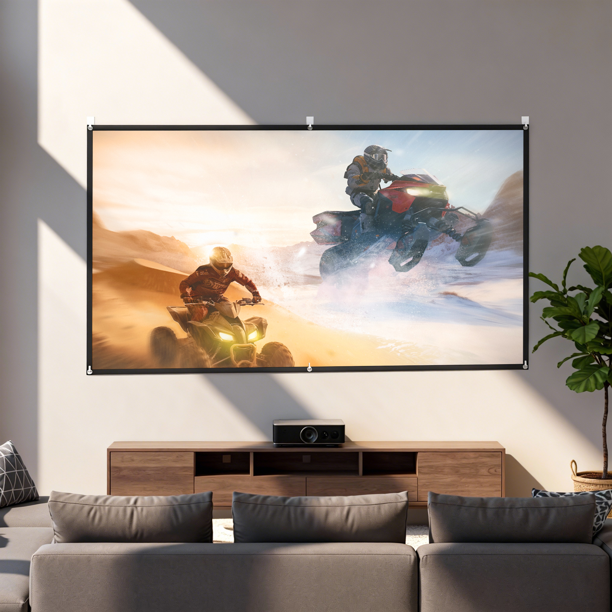 Un proiettore mostra una gara di quad su una parete sopra una console di legno, visto da un divano grigio.
